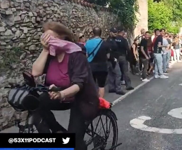 Αμέριμνη ποδηλάτισσα μπήκε κατά λάθος στον Ποδηλατικό Γύρο της Ιταλίας και την αποθέωσαν!