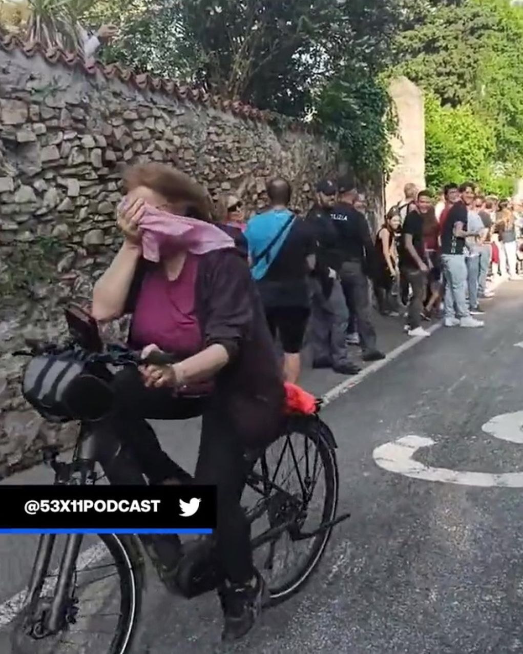Αμέριμνη ποδηλάτισσα μπήκε κατά λάθος στον Ποδηλατικό Γύρο της Ιταλίας και την αποθέωσαν!