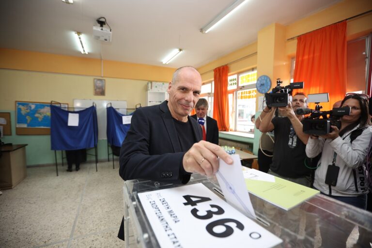 Ψήφισε στο Πέραμα ο Γιάνης Βαρουφάκης – «Δεν υπάρχουν αδιέξοδα ιδίως στην πολιτική»
