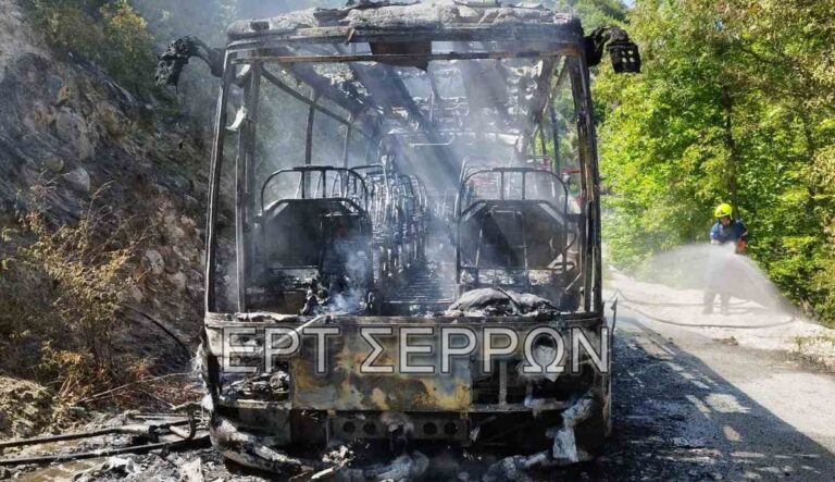 Σέρρες: Κάηκε ολοσχερώς λεωφορείο από τη Βουλγαρία στο Καπνόφυτο (φωτογραφίες)