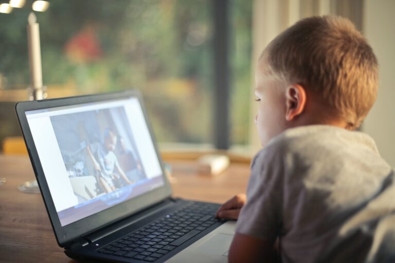 Η υπερβολική χρήση του Διαδικτύου βλάπτει την ανάπτυξη των παιδιών – Τι εντόπισαν ειδικοί