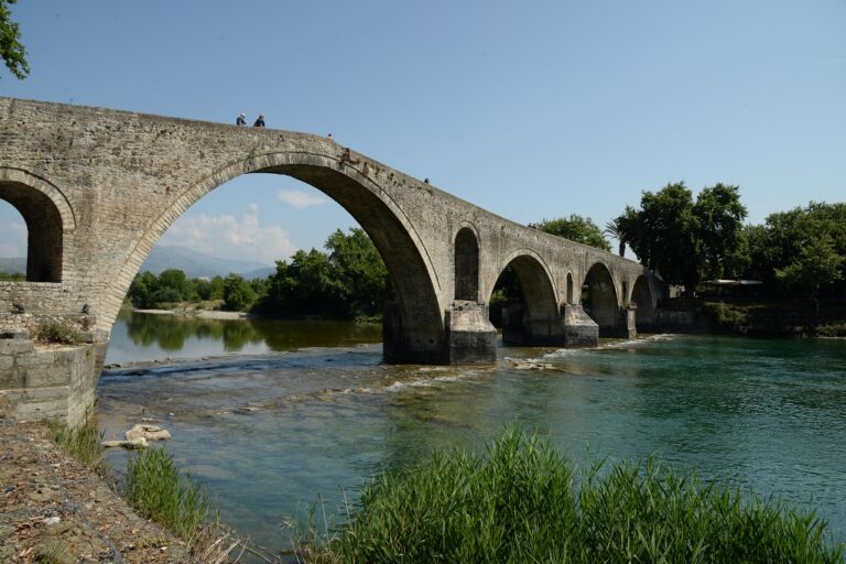 Εργασίες στην κοίτη και τις γέφυρες Αράχθου