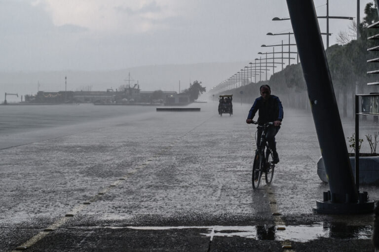 Θεσσαλονίκη: Μικροπροβλήματα από την έντονη βροχόπτωση