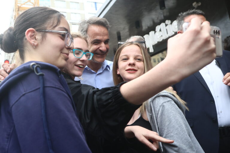 Η βόλτα του Κυριάκου Μητσοτάκη στο κέντρο της   Θεσσαλονίκης