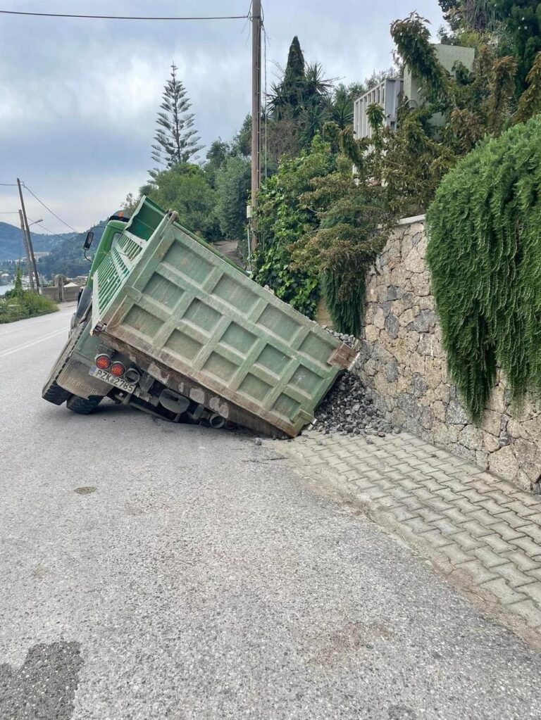 Κέρκυρα: Άνοιξε ο δρόμος στο Πέραμα και “κατάπιε” φορτηγό