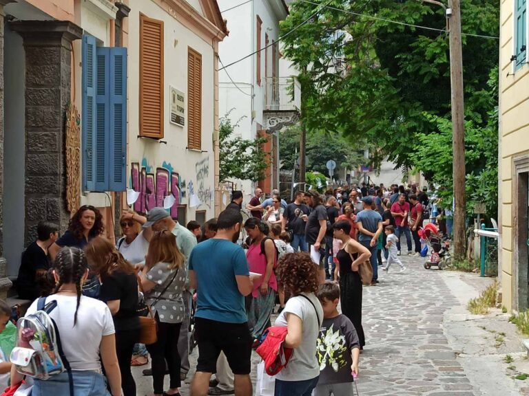 «Γ’τονιό στην Καραντώνη»- Ξαναζωντάνεψαν οι γειτονιές της Μυτιλήνης (βίντεο)