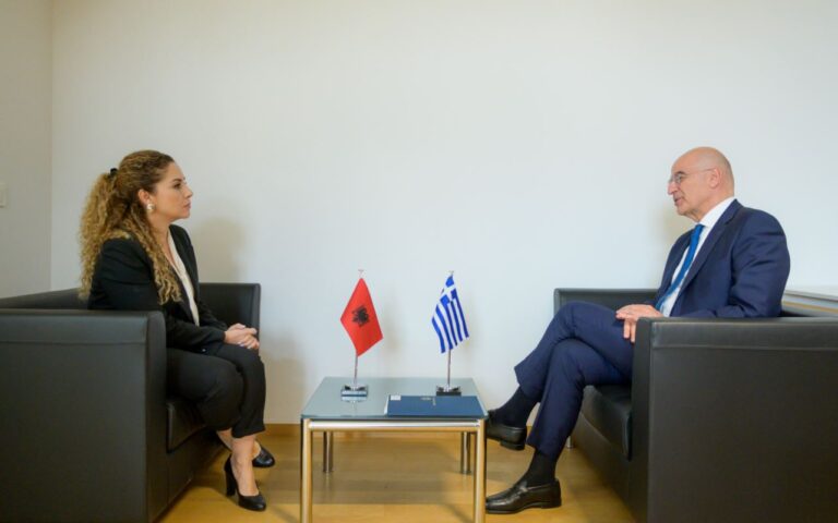 Συνάντηση Ν. Δένδια με την Αλβανίδα ομόλογό του: Τέθηκε το ζήτημα της κράτησης του Φρ. Μπελέρη