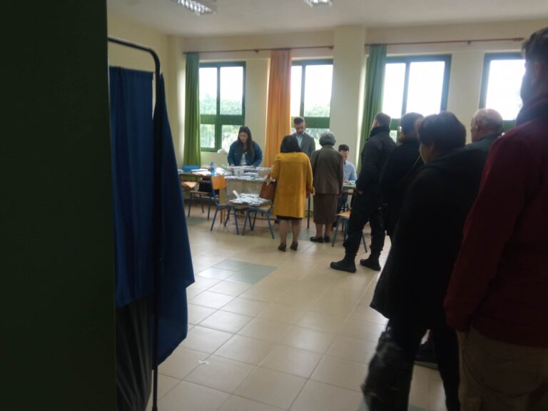 Καρδίτσα: Μεγάλη η προσέλευση των ψηφοφόρων – Καταγγελία πολίτη ΑμΕΑ για έλλειψη ράμπας σε εκλογικό τμήμα