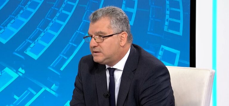 Τσιλιώτης, συνταγματολόγος: «Μόνο για βίαιες πράξεις αποκλείονται κόμματα – Όχι για την ιδεολογία τους, όσο απεχθής και εάν είναι»