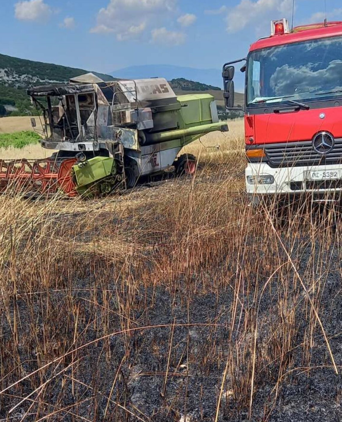 Λάρισα: Θεριζοαλωνιστική μηχανή κάηκε ολοσχερώς στην Αγναντερή