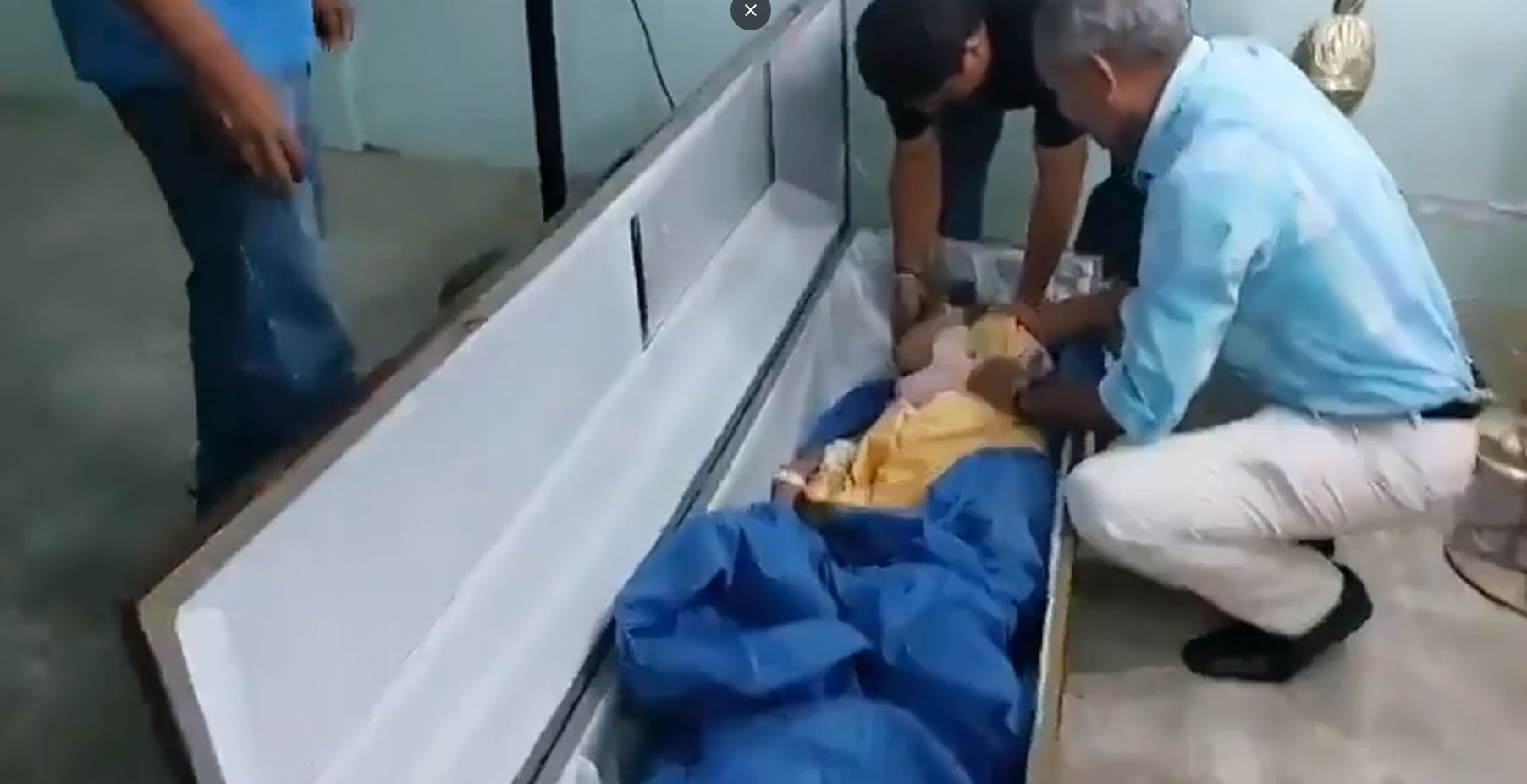 Εκουαδόρ: Πέθανε τελικά η γυναίκα που είχε ξυπνήσει μέσα σε φέρετρο στην κηδεία της – Κατέγραψαν σε βίντεο την παράξενη στιγμή