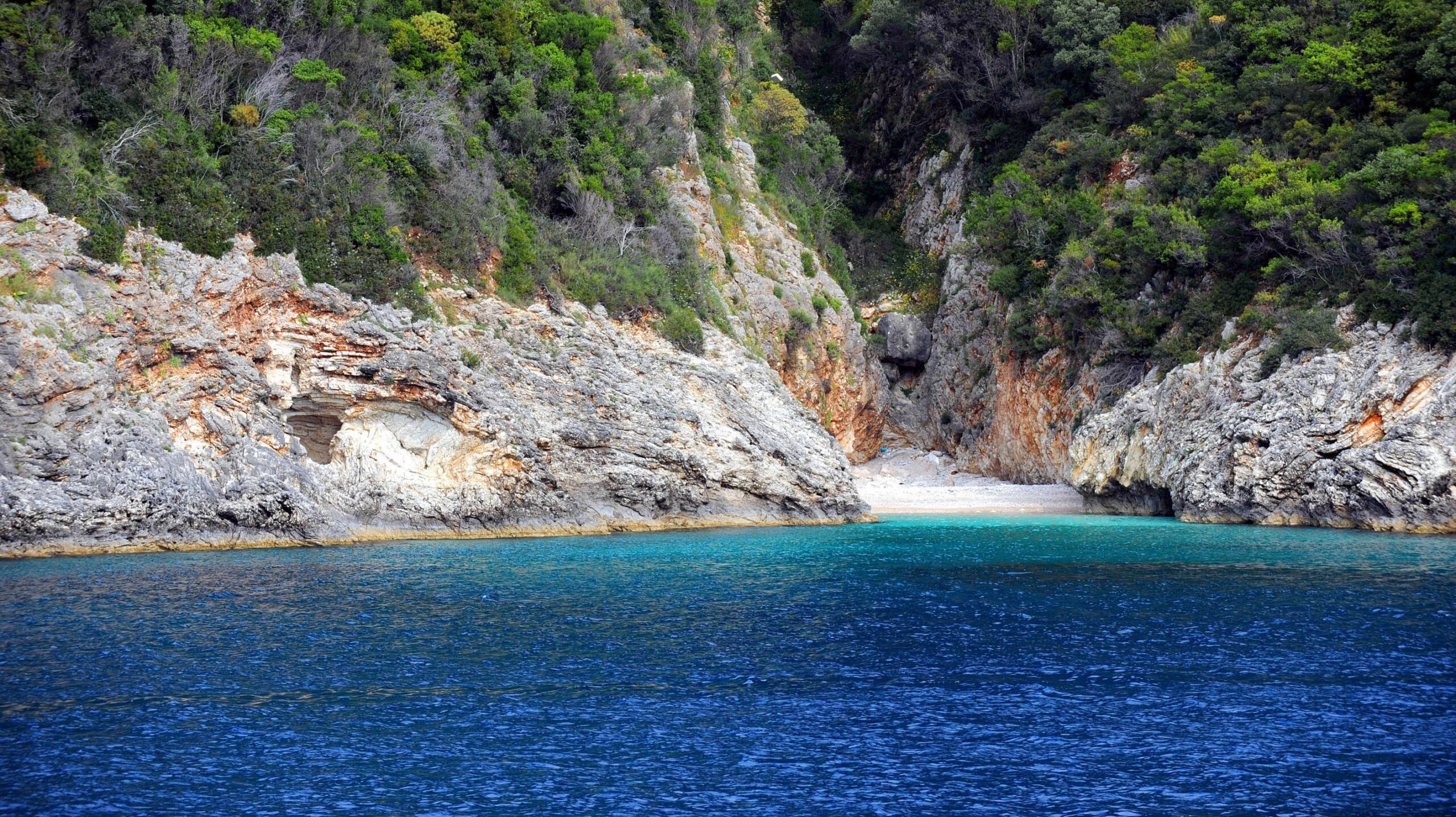 Λευκάδα: Μηχανική βλάβη παρουσίασε τουριστικό σκάφος με 20 επιβάτες