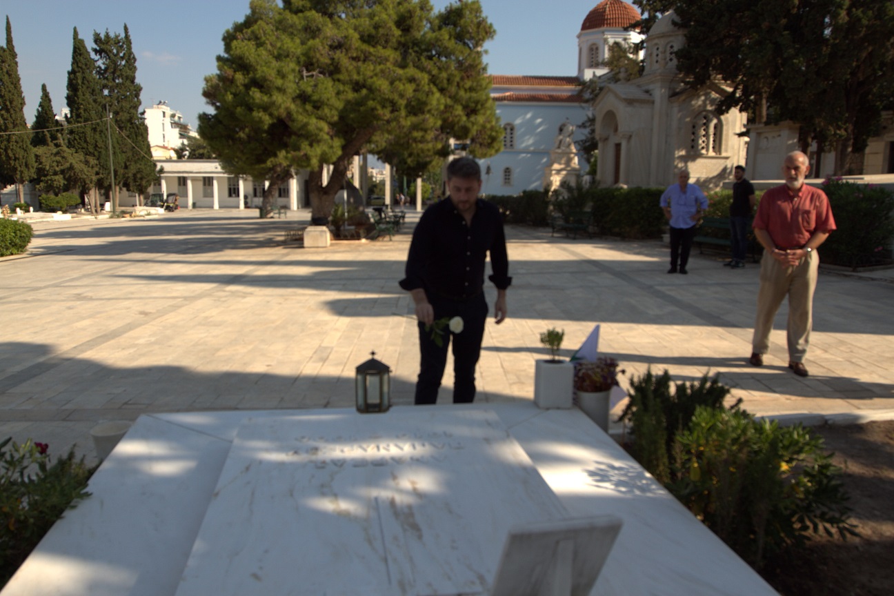 Ο Ν. Ανδρουλάκης άφησε τριαντάφυλλο στον τάφο του Ανδρέα Παπανδρέου – «27 χρόνια από τον θάνατο του ανεπανάληπτου ηγέτη»