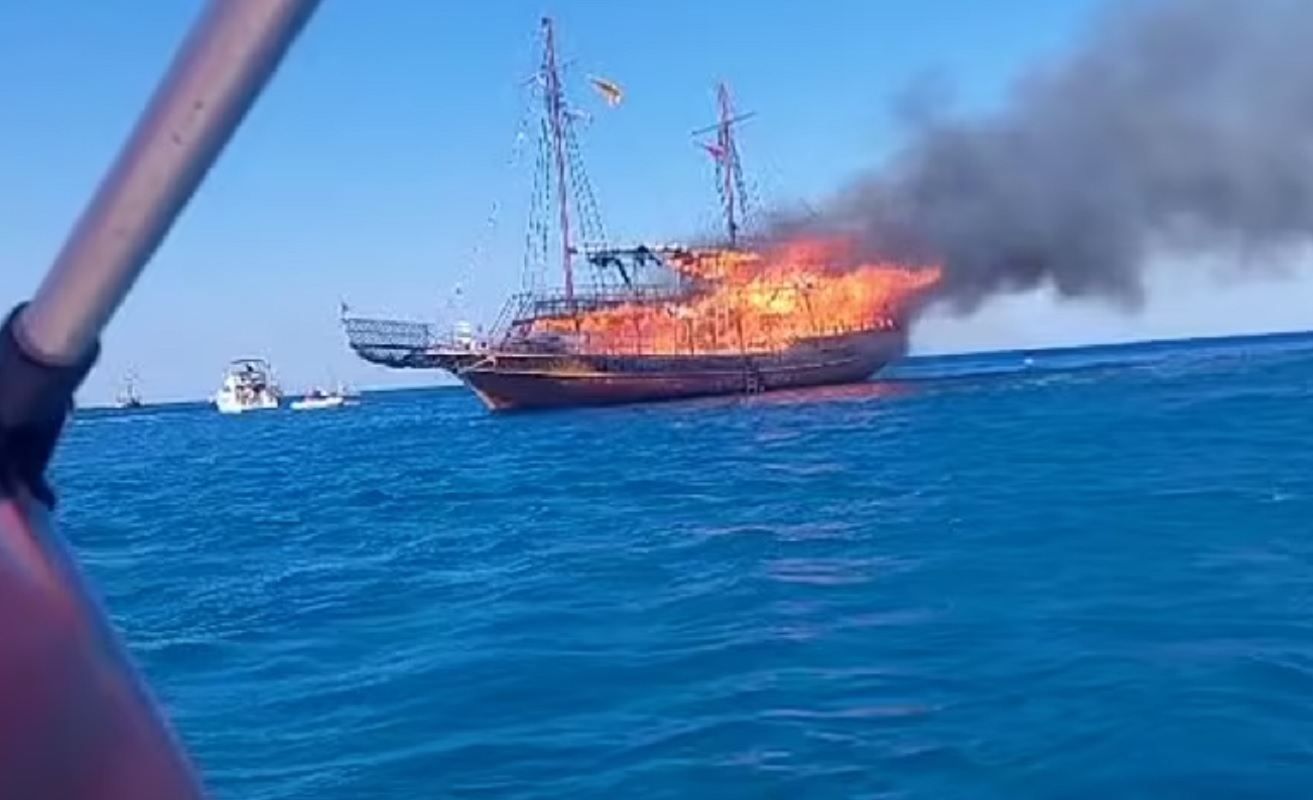Ρόδος: Η στιγμή που το ημερόπλοιο τυλίγεται στις φλόγες στη μέση της θάλασσας – Δείτε βίντεο – ντοκουμέντο