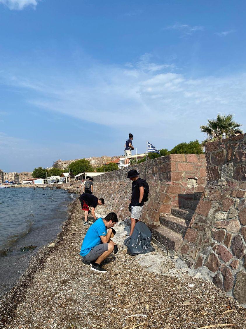 Μυτιλήνη: Οι φοιτητές Ωκεανογραφίας καθάρισαν την ακτή στην Επάνω Σκάλα