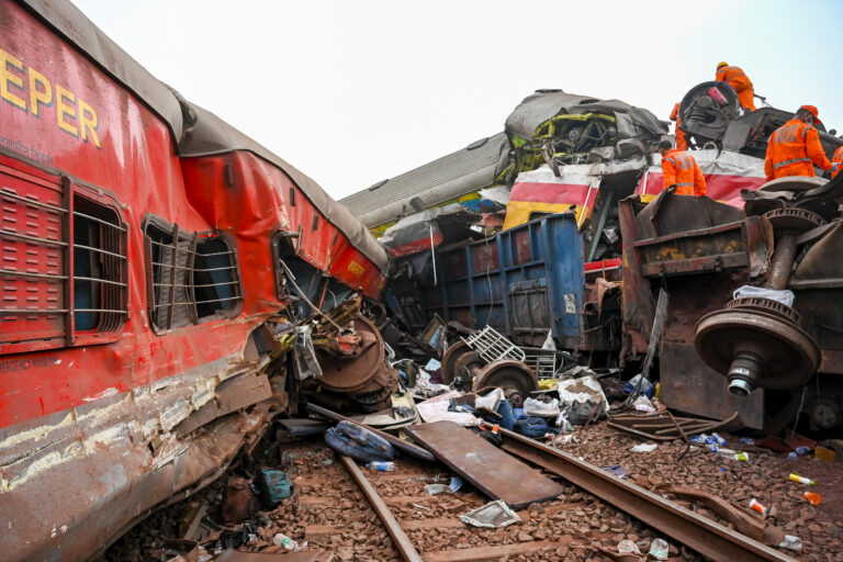 Σύγκρουση τριών τρένων στην Ινδία: Εκτιμήσεις για ανθρώπινο λάθος – Στους 288 οι νεκροί, «Δεν περιμενουμε να βρούμε ζωντανούς»