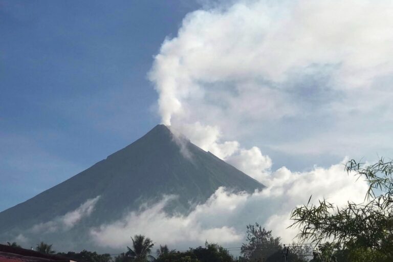 Χωριά εκκενώνονται στις Φιλιππίνες: Ξύπνησε το ηφαίστειο Μαγιόν