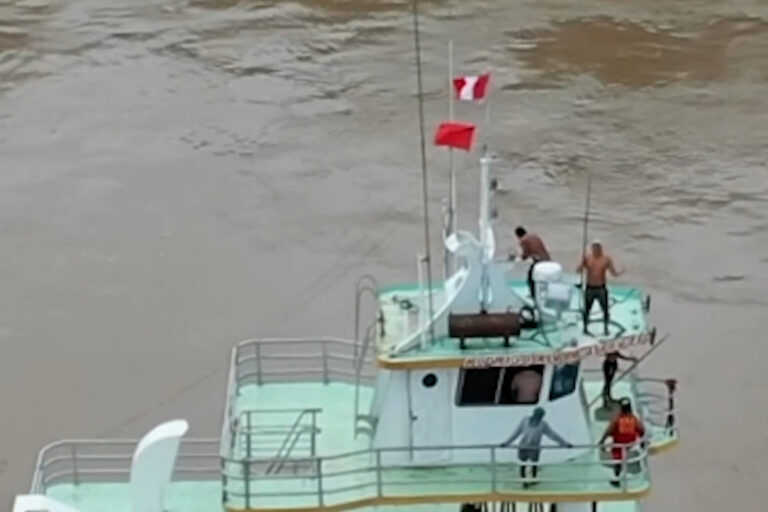 Περού: Υπό «ομηρία» δύο πλοία από αυτόχθονες – Το ένα μεταφέρει 40.000 βαρέλια αργού πετρελαίου