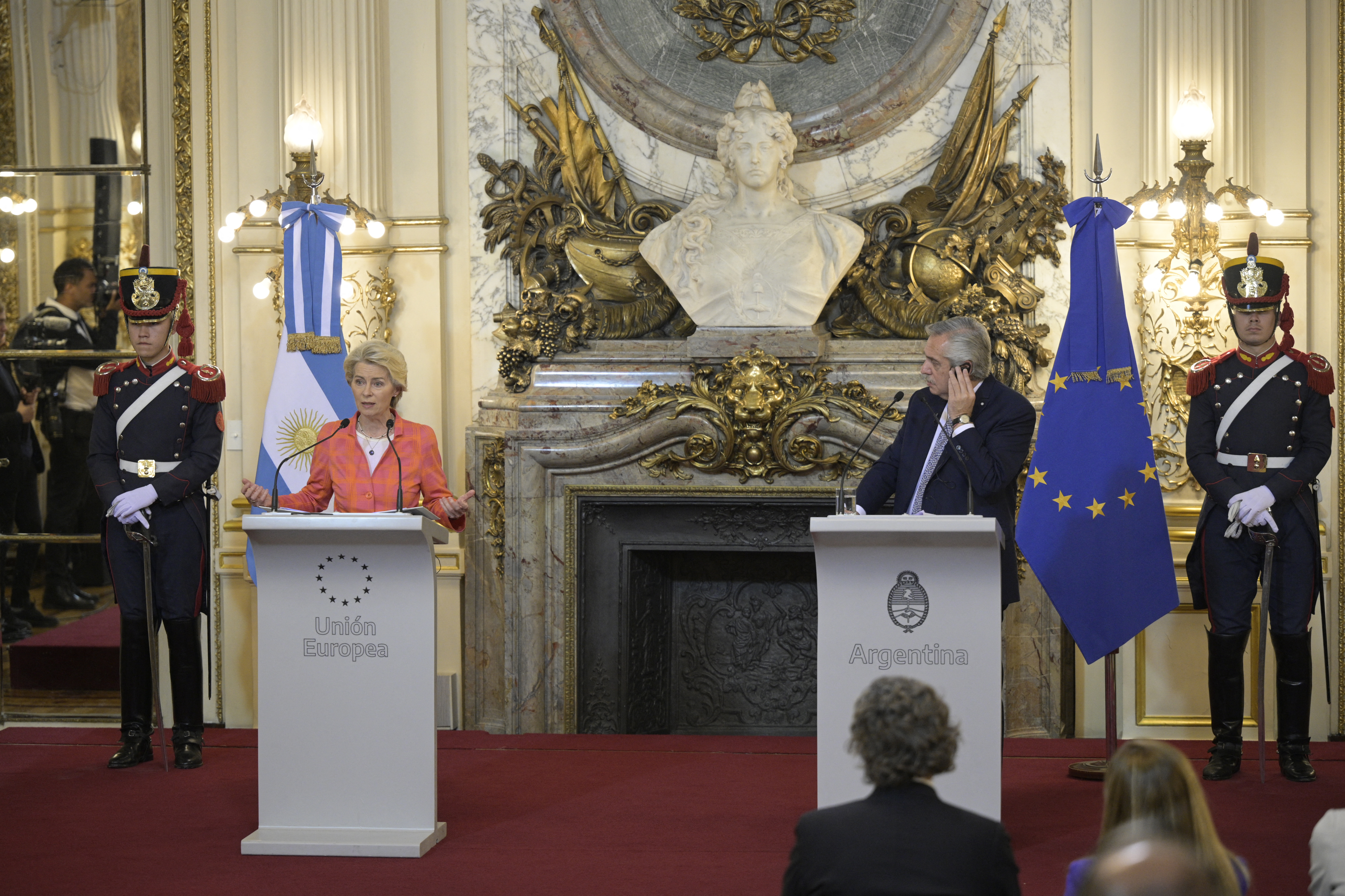 Υπέρ της συμφωνίας ΕΕ-Mercosur για το εμπόριο τάχθηκε η Ούρσουλα φον ντερ Λάιεν κατά την επίσκεψή της στην Αργεντινή