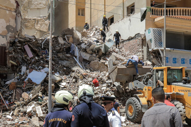 Αίγυπτος: Βίντεο από τη στιγμή της κατάρρευσης του κτηρίου 13 ορόφων στην Αλεξάνδρεια – Ψάχνουν εγκλωβισμένους