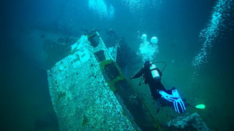 El submarino británico TRIUMPH fue visto en el Egeo