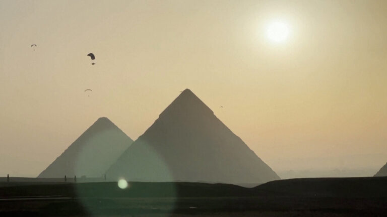 Βίντεο: Πετώντας πάνω από τις πυραμίδες της Αιγύπτου με μηχανοκίνητο αλεξίπτωτο πλαγιάς