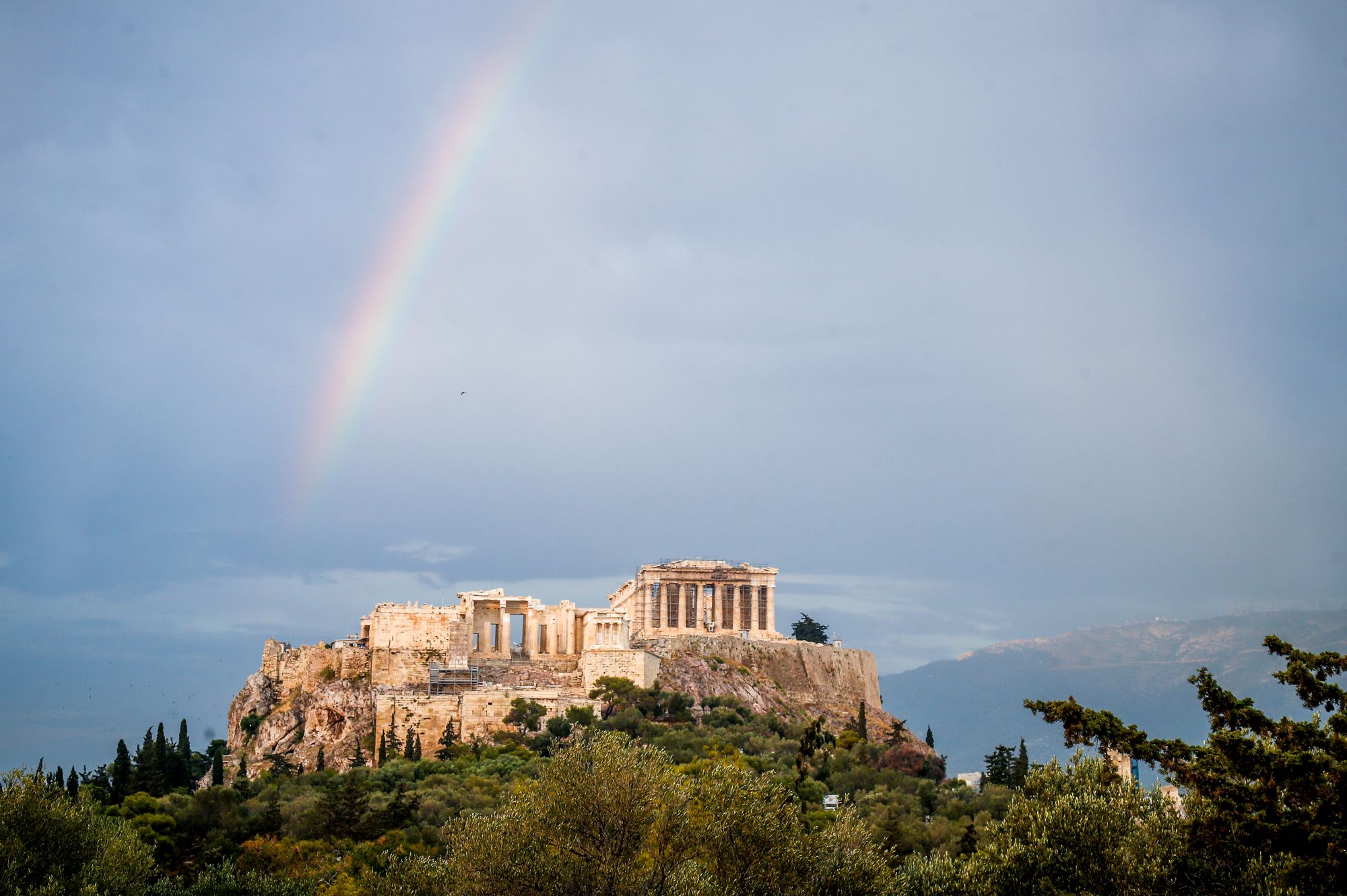 Ουράνιο τόξο πάνω από την Ακρόπολη μετά την βροχή – Εντυπωσιακές φωτογραφίες