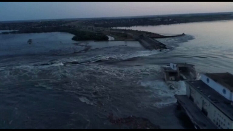 Πλάνα από drone αποκαλύπτουν το μέγεθος της καταστροφής στο φράγμα στην Καχόβκα (video)