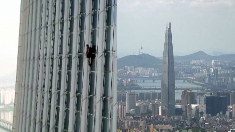 Άντρας επιχειρεί αναρρίχηση χωρίς σχοινί σε ουρανοξύστη της Σεούλ (video)