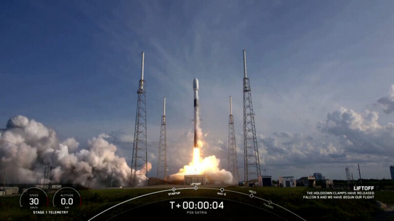Ινδονησία και SpaceX εκτόξευσαν δορυφόρο για την ενίσχυση της συνδεσιμότητας στο διαδίκτυο (video)