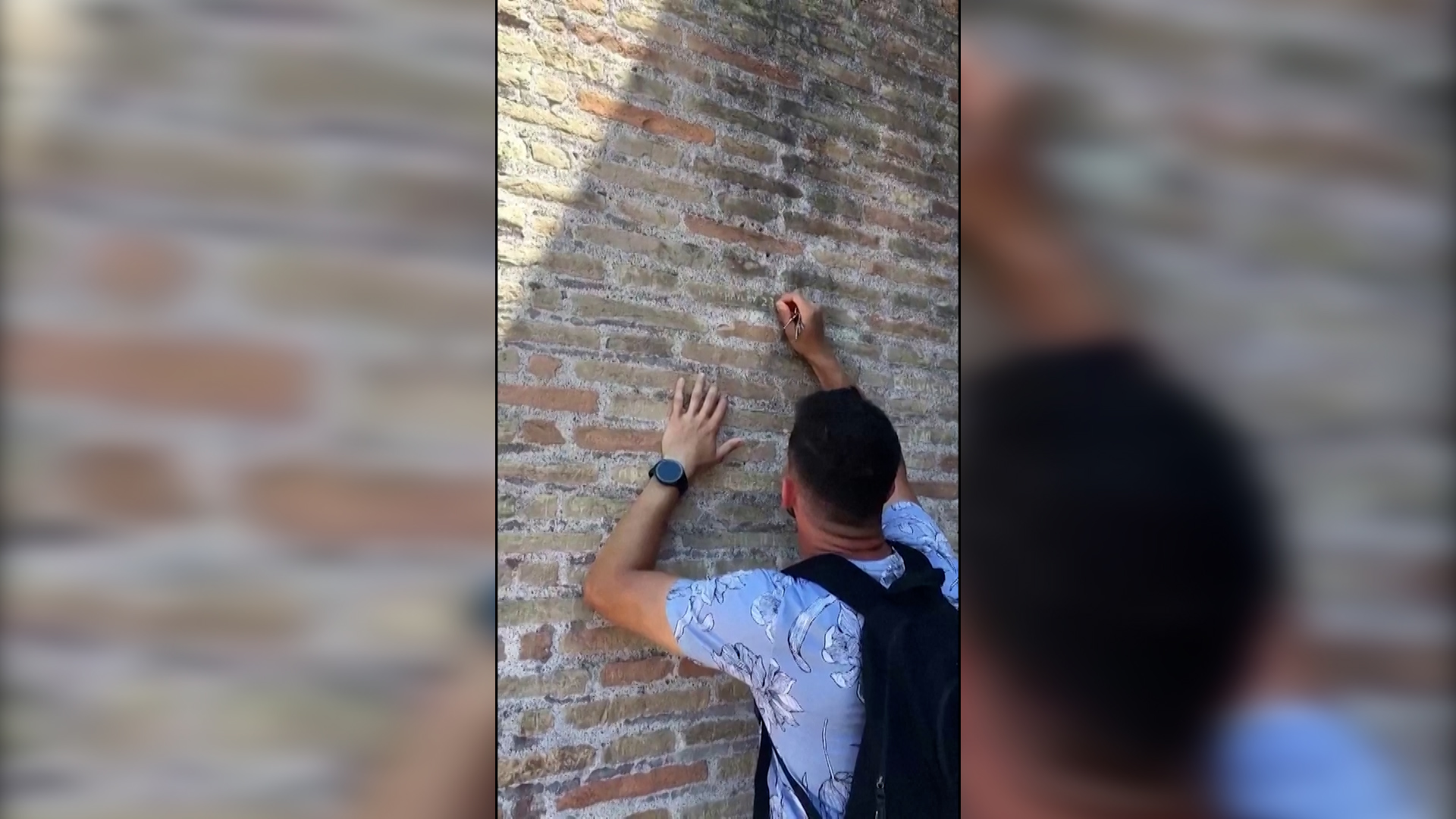 Τουρίστας χαράζει ερωτικό μήνυμα σε τοίχο του Κολοσσαίου – Αναζητείται από τις αρχές (video)