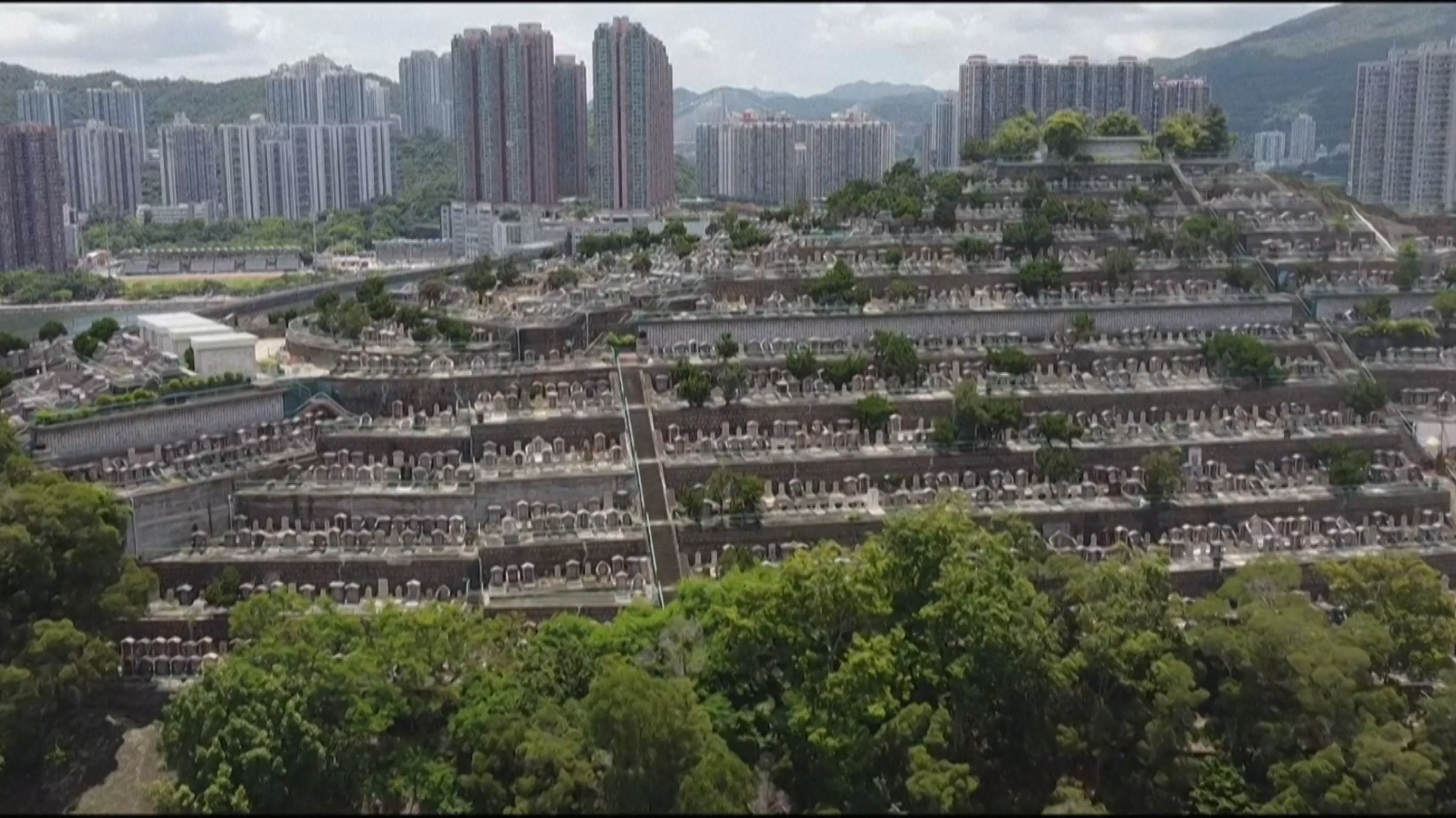 Οι κρεμαστοί τάφοι του Χονγκ Κονγκ: Το πολυώροφο κτίριο που φιλοδοξεί να γίνει το «κτίριο των νεκρών» (video)