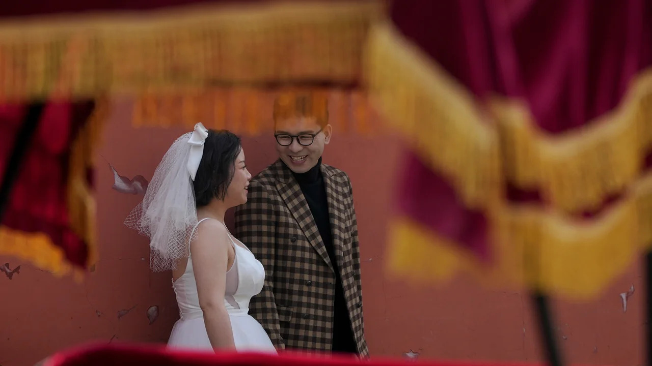 Η Κίνα καταγράφει τους λιγότερους γάμους εδώ και τρεις και πλέον δεκαετίες, καθώς απειλείται από την πληθυσμιακή κρίση
