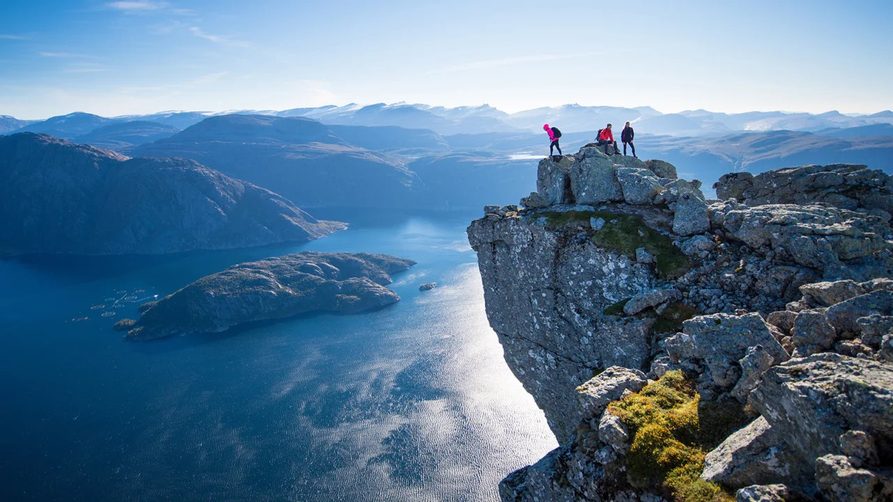 Le imponenti scogliere in Norvegia offrono escursioni mozzafiato