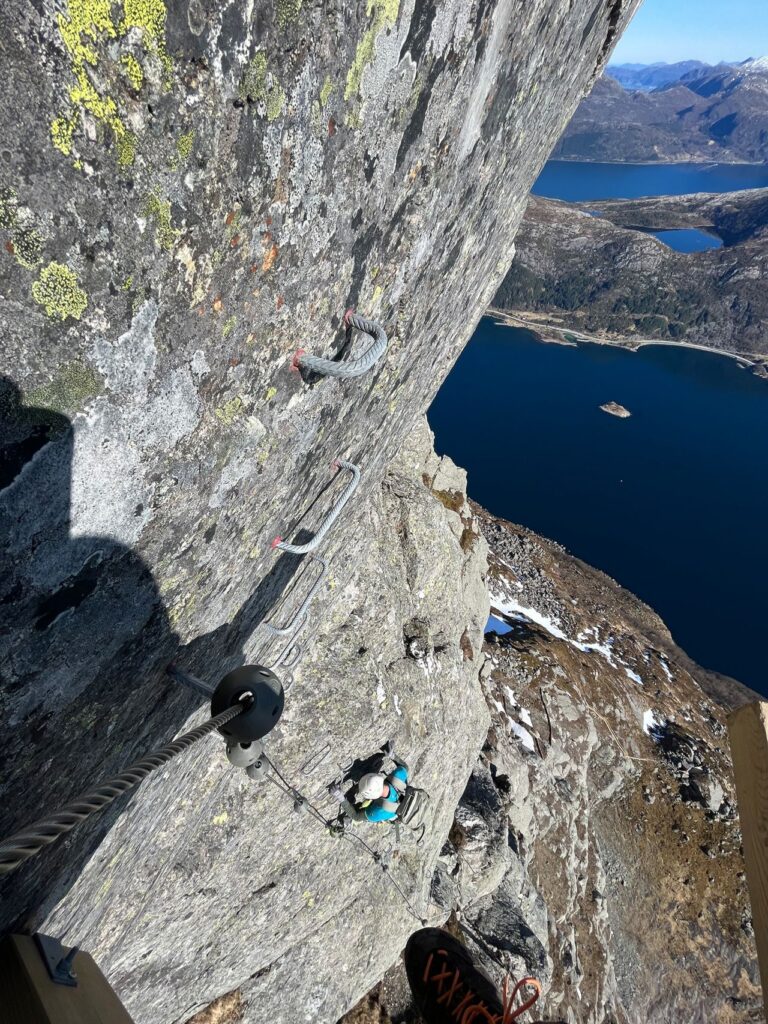 Le imponenti scogliere in Norvegia offrono escursioni mozzafiato