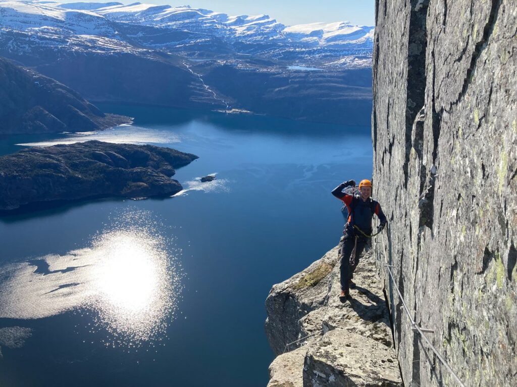 Le imponenti scogliere in Norvegia offrono escursioni mozzafiato