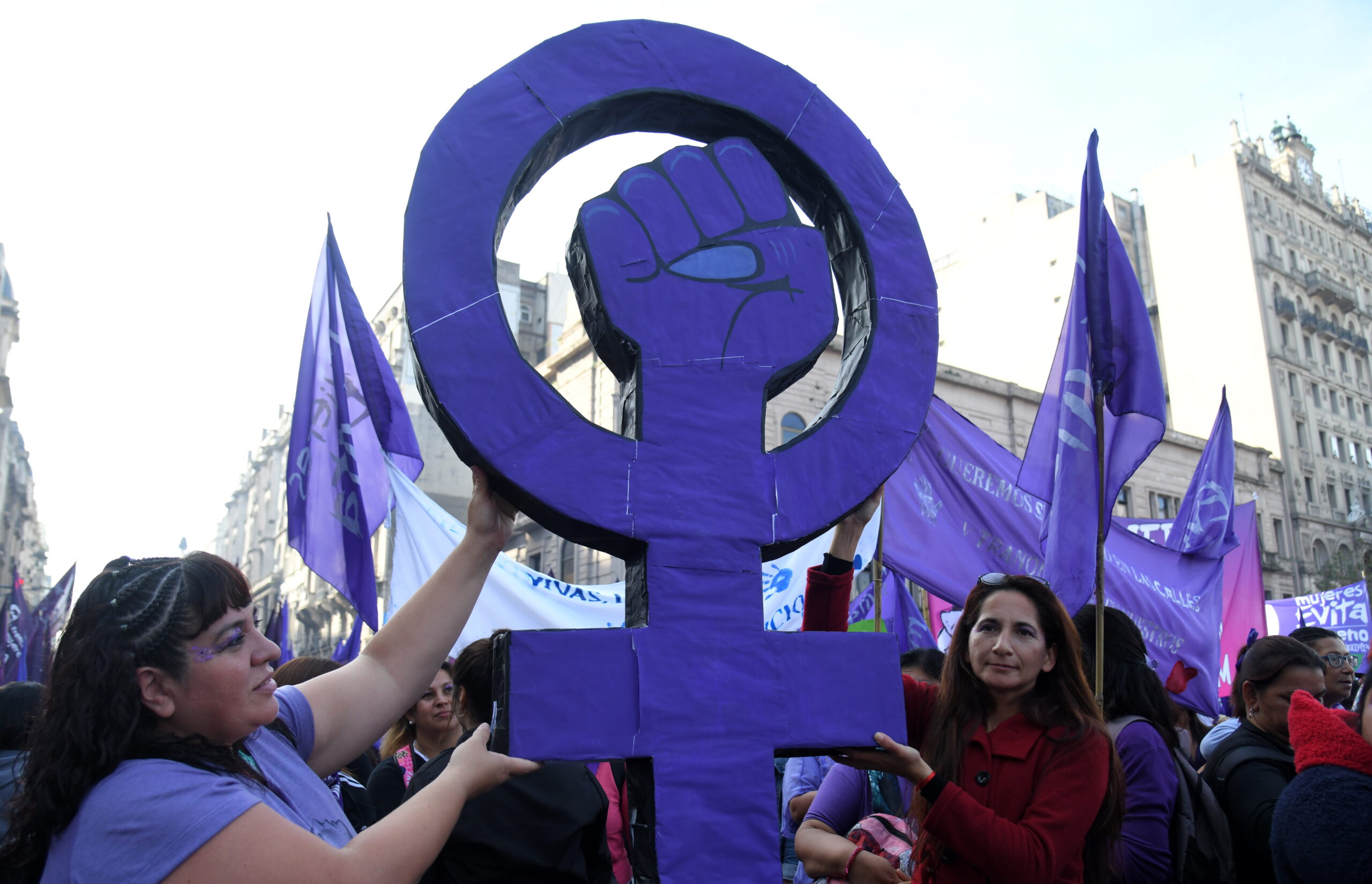 Protestors demand an end to sexist violence Μαζικές διαδηλώσεις ενάντια στις γυναικοκτονίες στην Αργεντινή