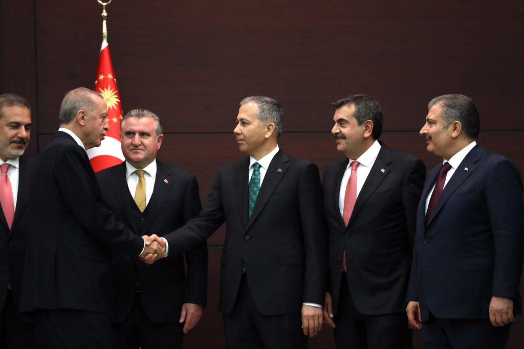 Ορκίζεται το νέο υπουργικό συμβούλιο της Τουρκίας – Πρόσωπα “κλειδιά” και ηχηρά ονόματα που έμειναν εκτός