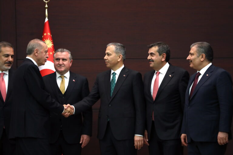 Ορκίζεται το νέο υπουργικό συμβούλιο της Τουρκίας – Πρόσωπα “κλειδιά” και ηχηρά ονόματα που έμειναν εκτός