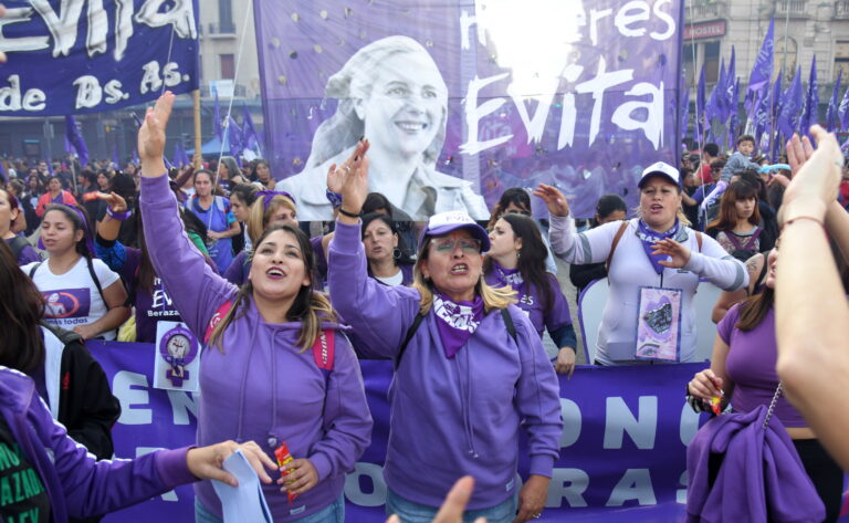 Μαζικές διαδηλώσεις ενάντια στις γυναικοκτονίες στην Αργεντινή