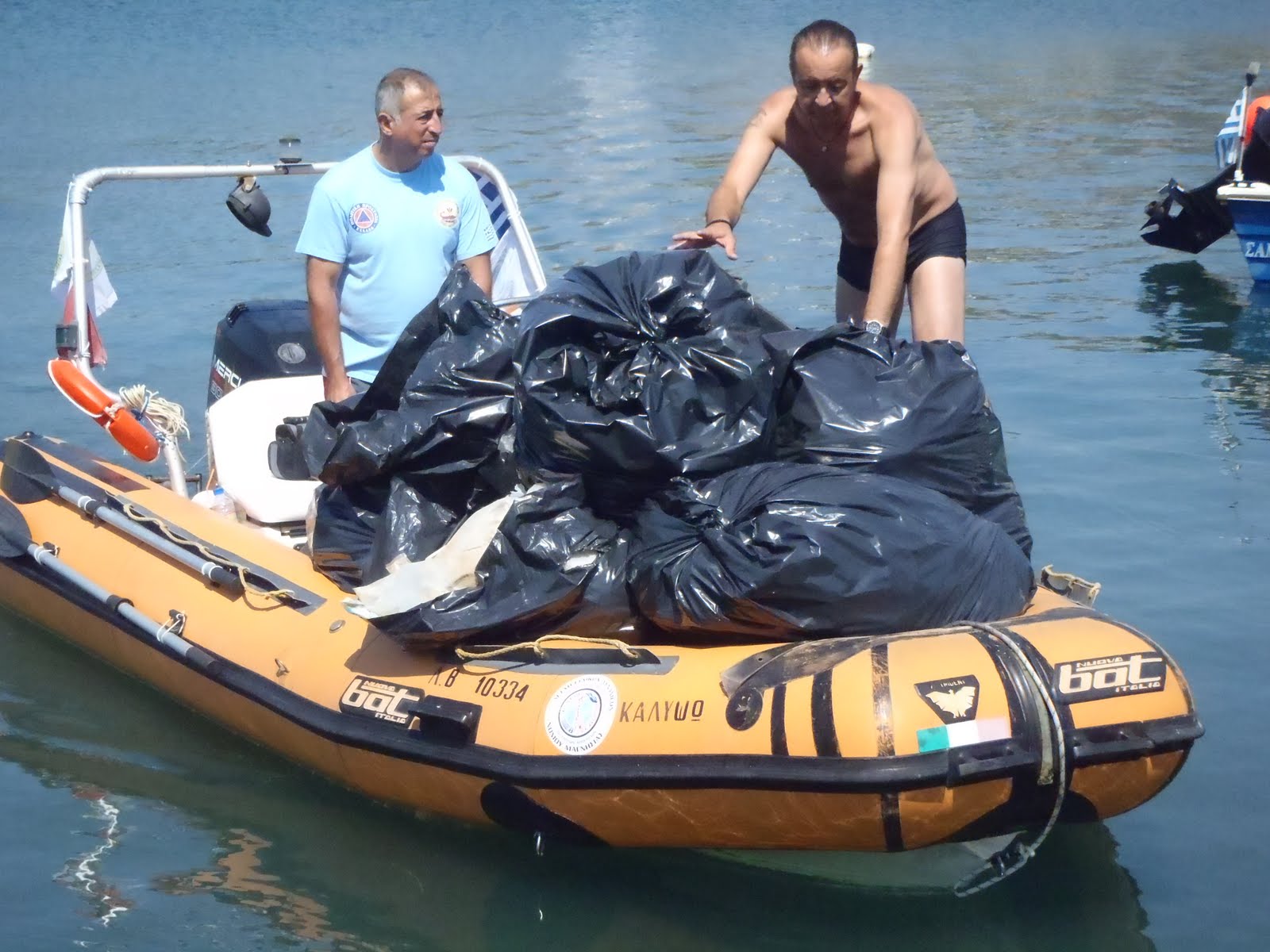 Καλώδια ποτίσματος πεταμένα στον βυθό της θάλασσας του Βόλου