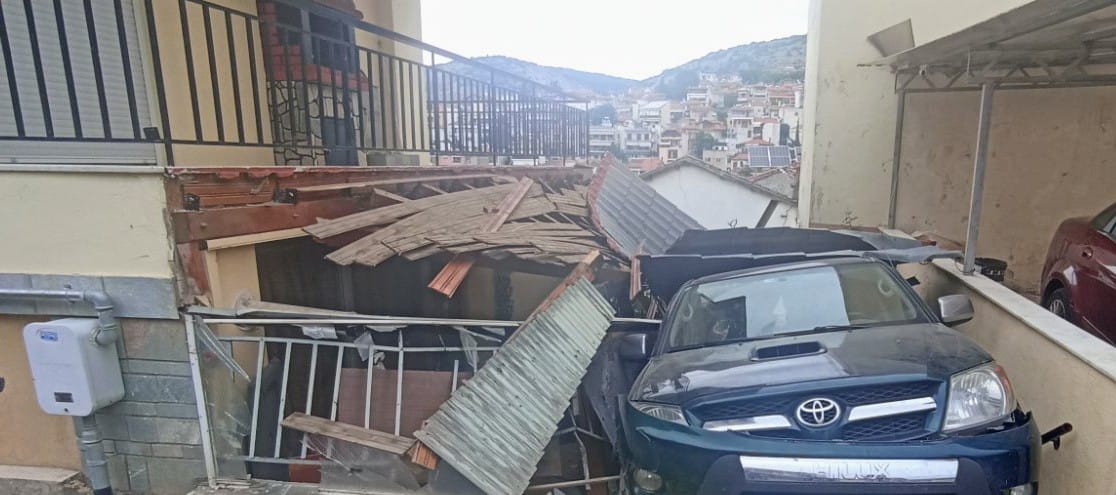 Ασβεστοχώρι Θεσσαλονίκης: Αυτοκίνητο έπεσε σε αυλή σπιτιού