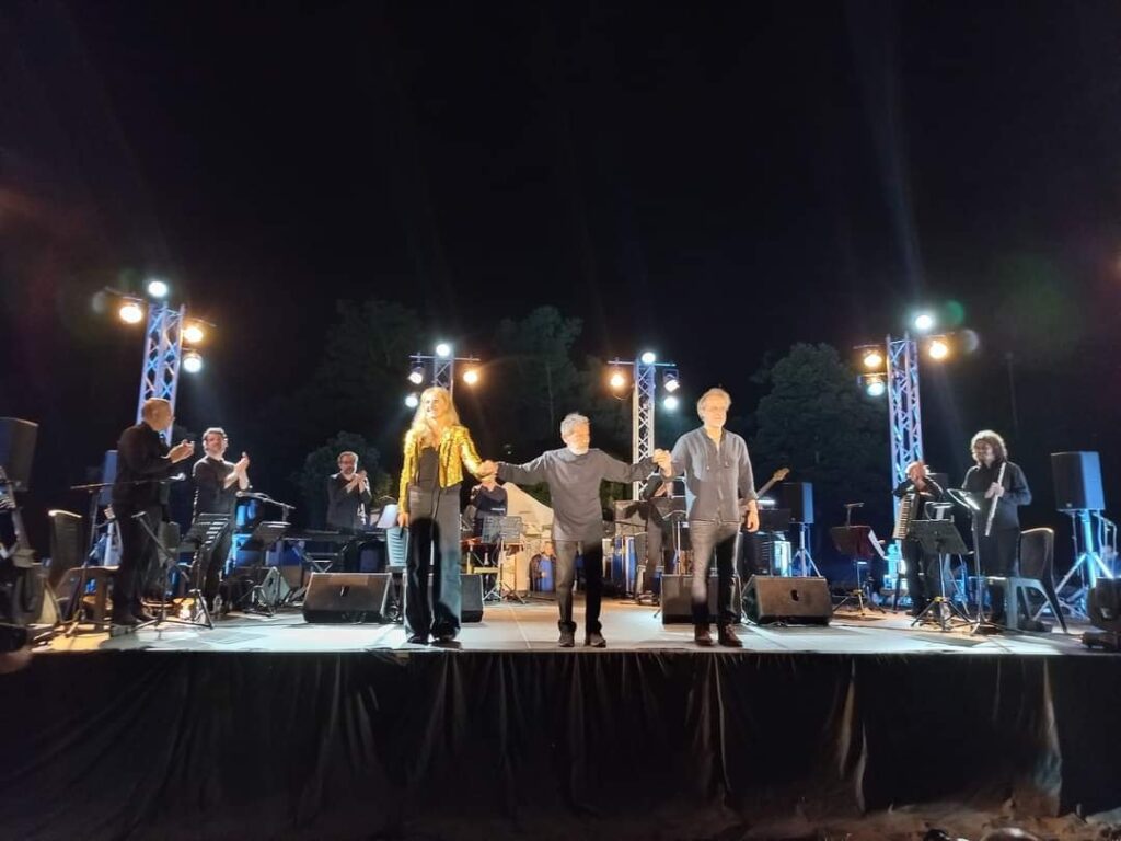 Σέρρες: “Μάγεψαν” το κοινό ο Σταύρος Ξαρχάκος με την Ηρώ Σαΐα και τον Μίλτο Πασχαλίδη