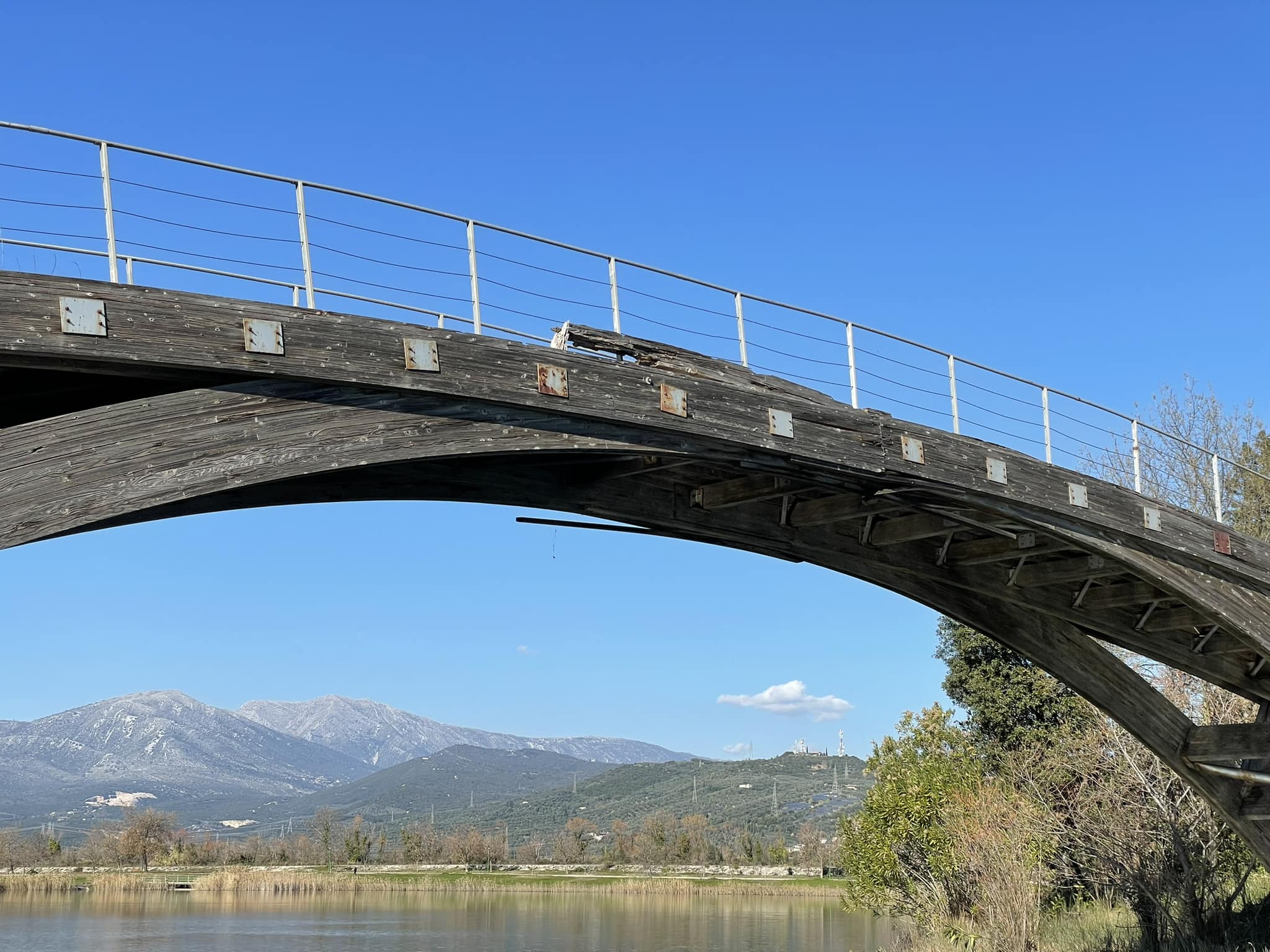 Κατέρρευσε ξύλινη γέφυρα στο παραποτάμιο πάρκο Άρτας (video)