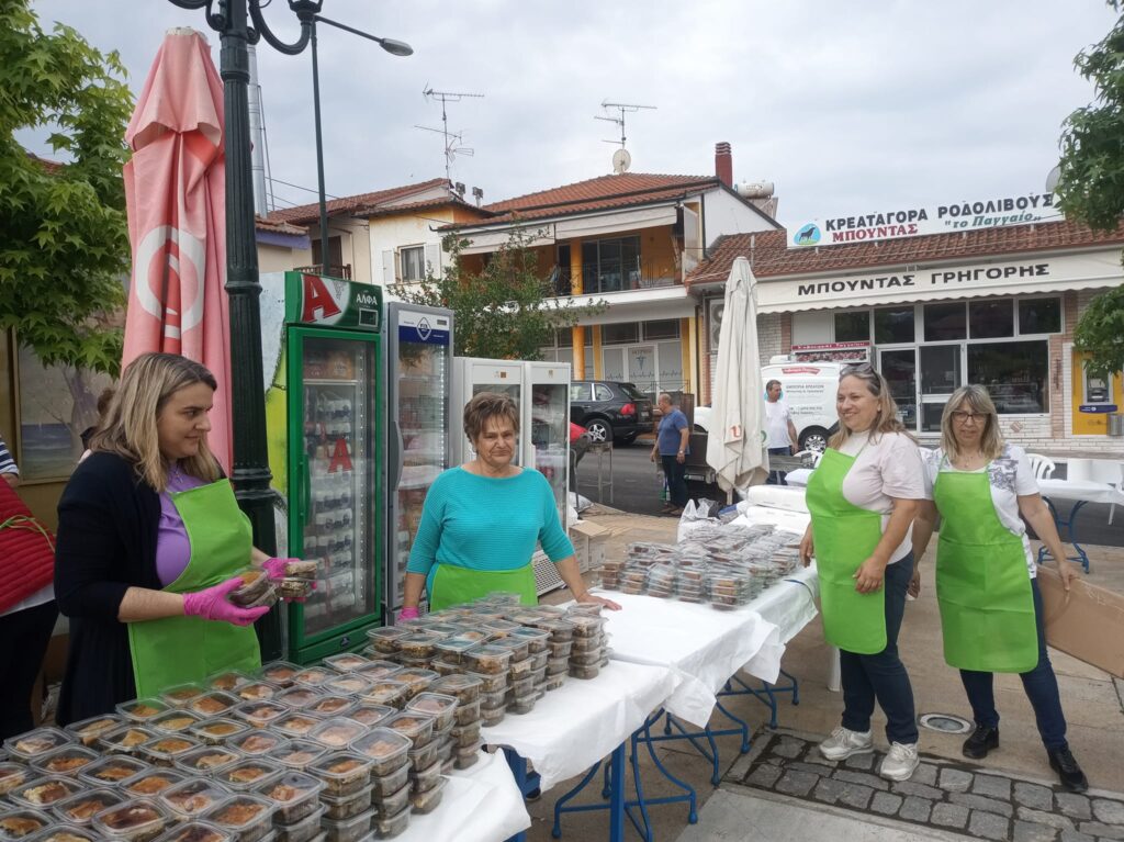 Σέρρες: Σαρμαδάκια, πίτες και χορός στην πλατεία Ροδολίβους