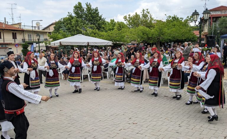 Σέρρες: Σαρμαδάκια, πίτες και χορός στην πλατεία Ροδολίβους