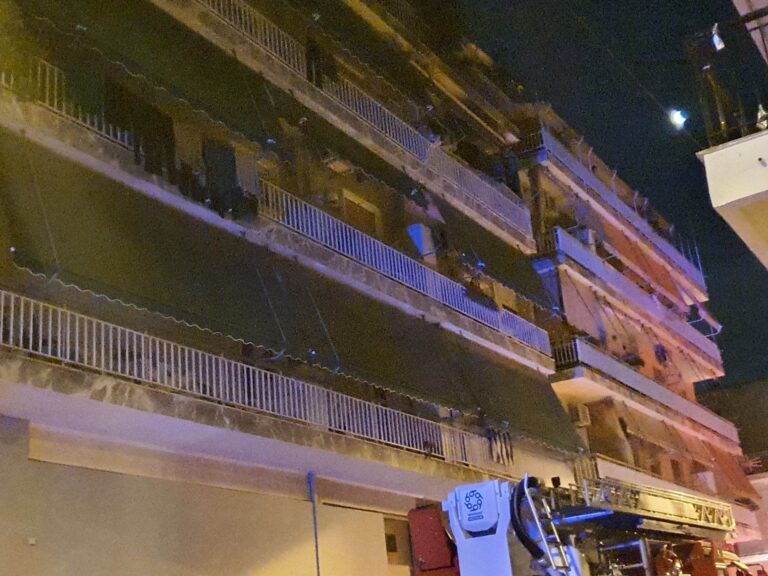 Φωτιά σε διαμέρισμα 3ου ορόφου στα Πετράλωνα – Ένας ανήλικος μεταφέρθηκε στο νοσοκομείο (video)