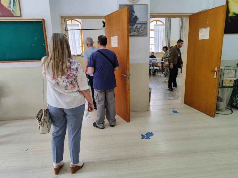 Χωρίς προβλήματα η διαδικασία της ψηφοφορίας στην Π.Ε. Κοζάνης – Στην κάλπη ζευγάρι 90 και 97 ετών (video)
