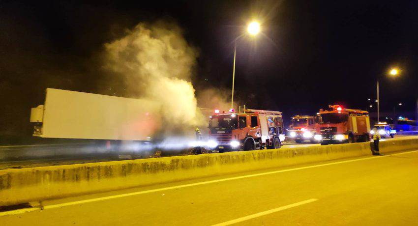 Περιμετρική Πάτρας: Νταλίκα τυλίχτηκε στις φλόγες – Δεν κινδύνεψε ο οδηγός, διακόπηκε η κυκλοφορία