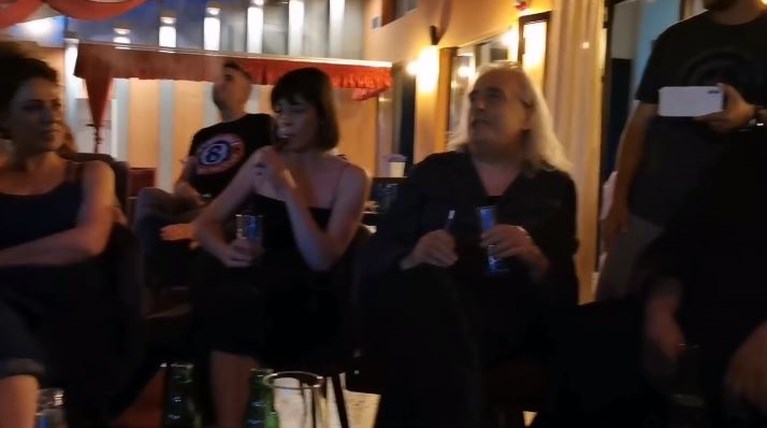 Ο Γιάννης Αγγελάκας τραγούδησε σε συνεταιριστικό καφέ που άνοιξαν Ρομά στο Κορδελιό Θεσσαλονίκης